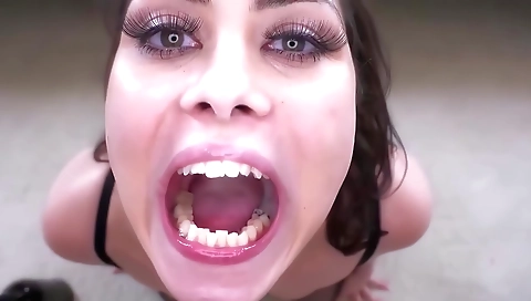 Shavyw clutcheser slammides scen obeys her hard cock