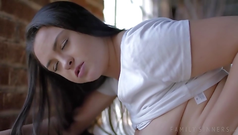 Sexy young girl with a sexy bodyoiger