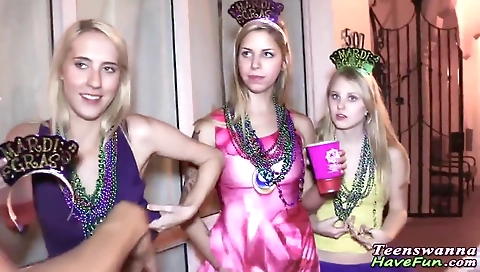 Slutty blondie's pussy piesoed